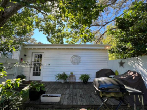 Cozy loft with parking and private patio w/ grill